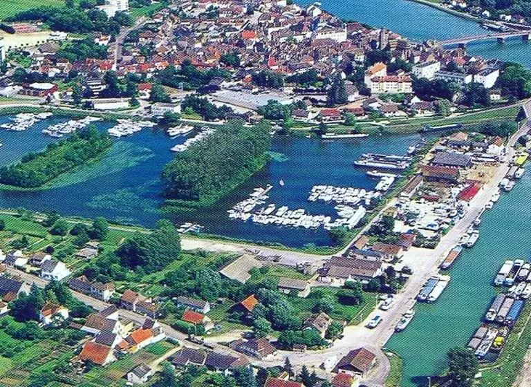 Le Carrosse, La Diligence, Centre Saint Jean De Losne Tarif 2pers 1 Chambre, Tarif 4 Pers 2 Chambres