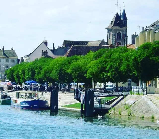 Le Carrosse, La Diligence, Centre Saint Jean De Losne Tarif 2pers 1 Chambre, Tarif 4 Pers 2 Chambres