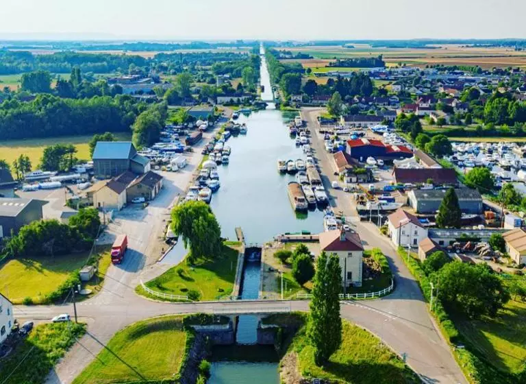 Le Carrosse, La Diligence, Centre Saint Jean De Losne Tarif 2pers 1 Chambre, Tarif 4 Pers 2 Chambres