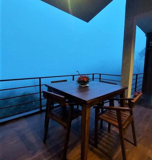 Отель Icy Falls   Ohiya