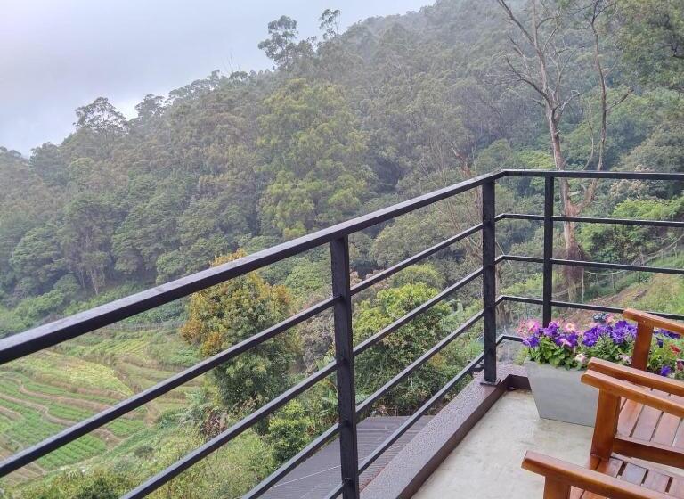 Отель Icy Falls   Ohiya