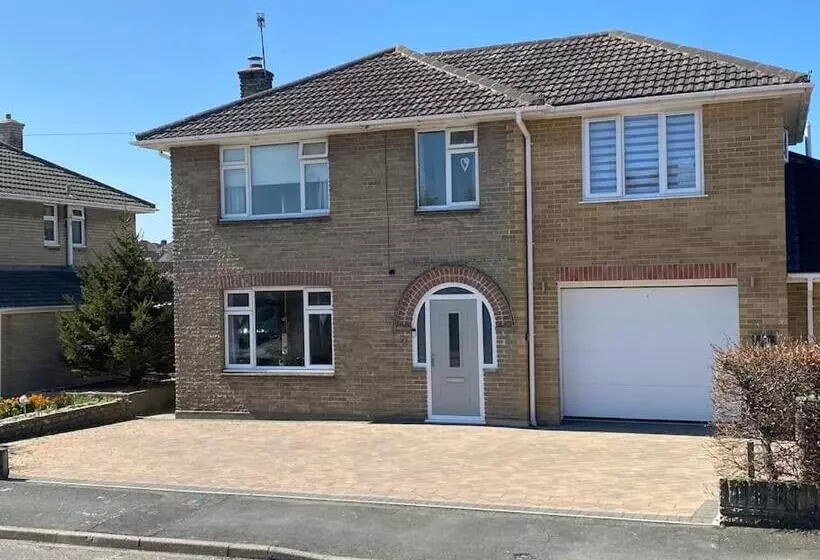 Modern 4 Bedroom House In Weymouth