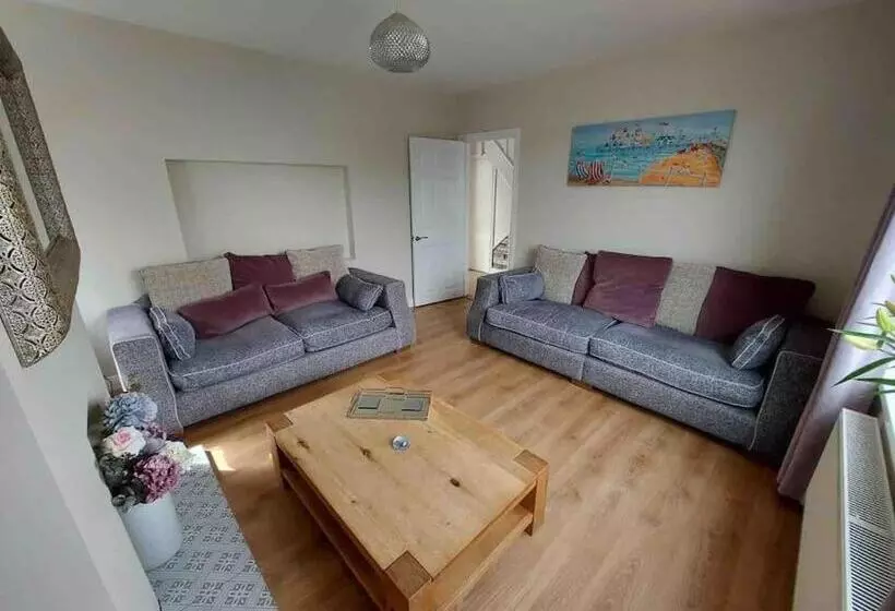 Modern 4 Bedroom House In Weymouth