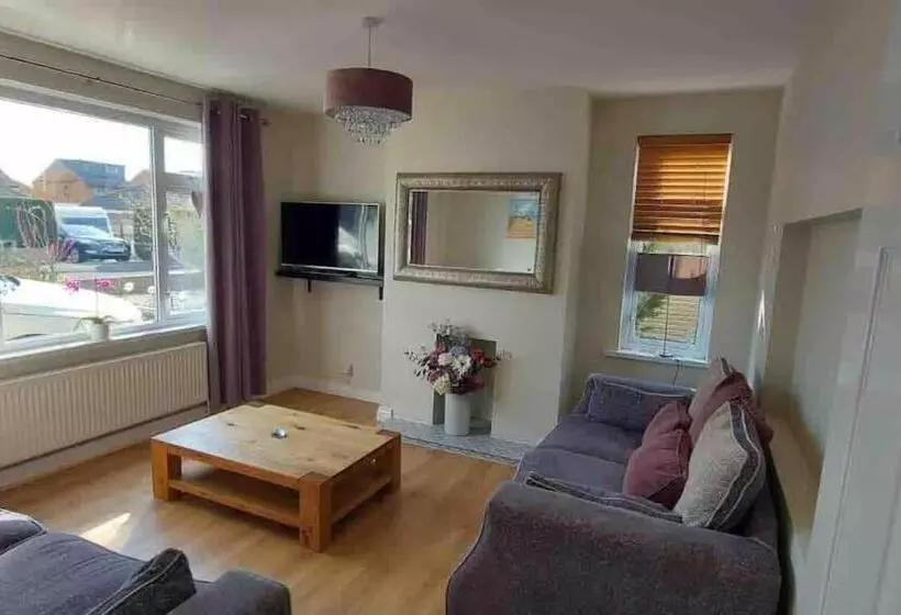 Modern 4 Bedroom House In Weymouth