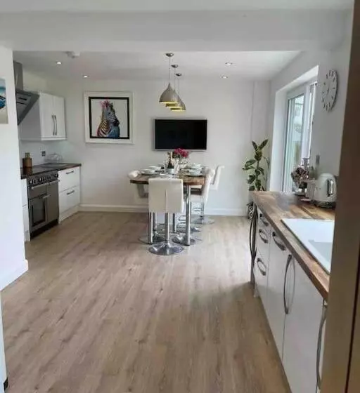 Modern 4 Bedroom House In Weymouth