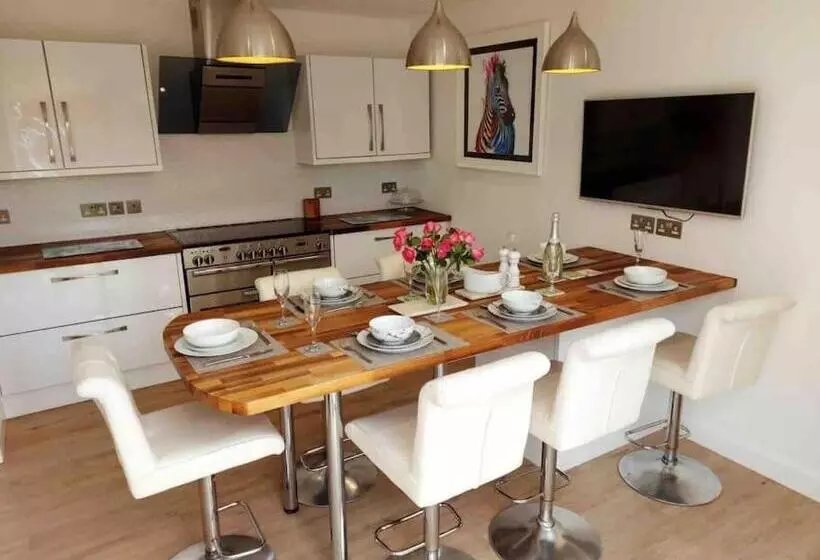 Modern 4 Bedroom House In Weymouth