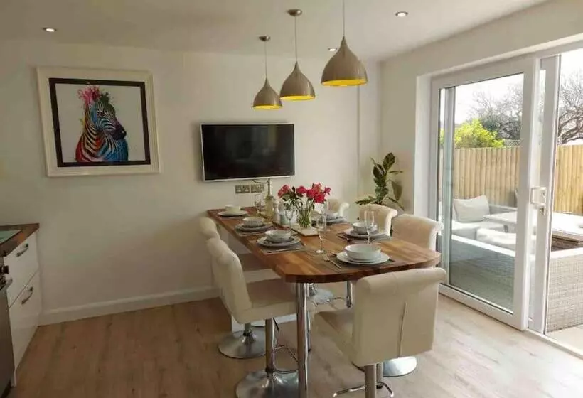 Modern 4 Bedroom House In Weymouth