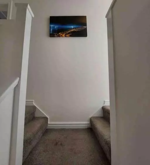 Modern 4 Bedroom House In Weymouth