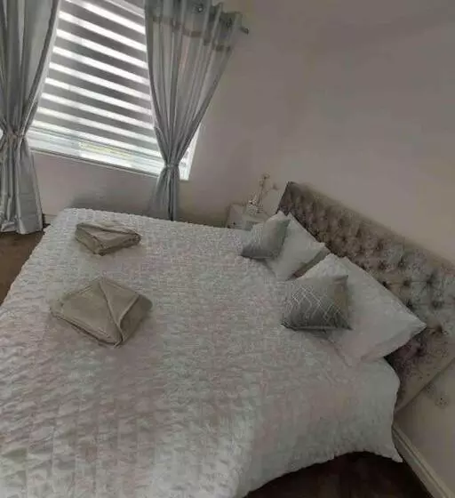 Modern 4 Bedroom House In Weymouth