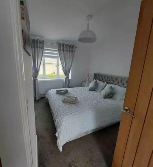 Modern 4 Bedroom House In Weymouth