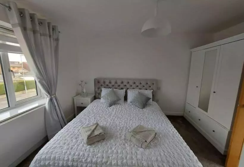 Modern 4 Bedroom House In Weymouth
