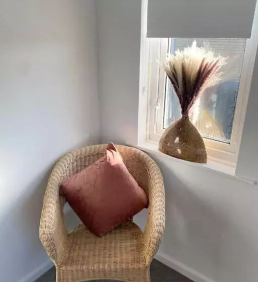 Modern 4 Bedroom House In Weymouth