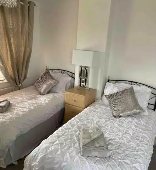 Modern 4 Bedroom House In Weymouth