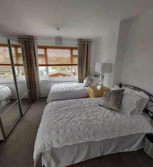 Modern 4 Bedroom House In Weymouth