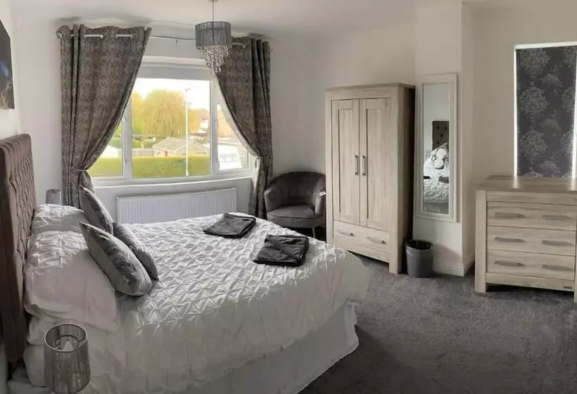 Modern 4 Bedroom House In Weymouth