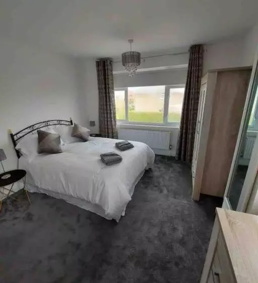 Modern 4 Bedroom House In Weymouth