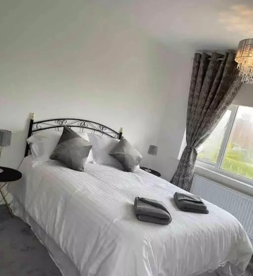 Modern 4 Bedroom House In Weymouth