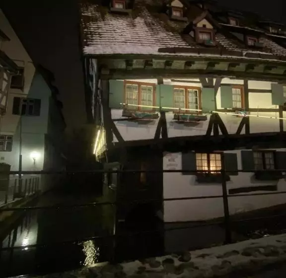 Hotelli Schiefes Haus