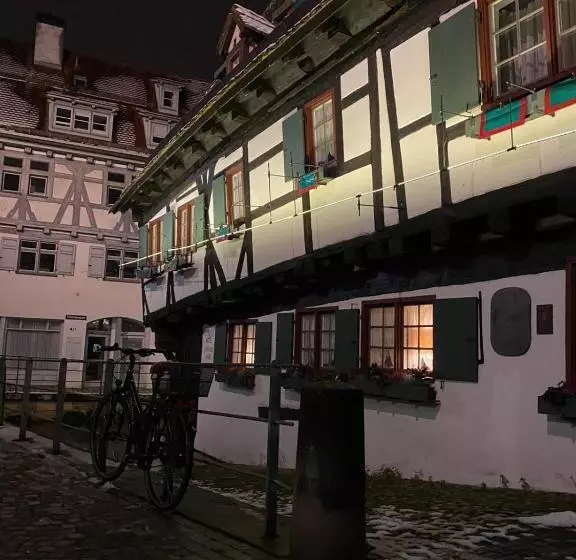 Hotelli Schiefes Haus