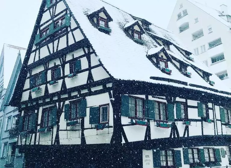 Hotelli Schiefes Haus