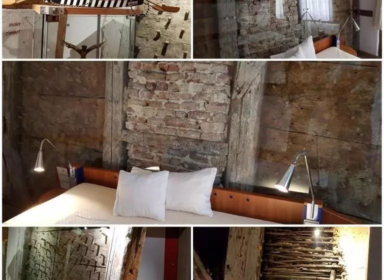 Hotelli Schiefes Haus