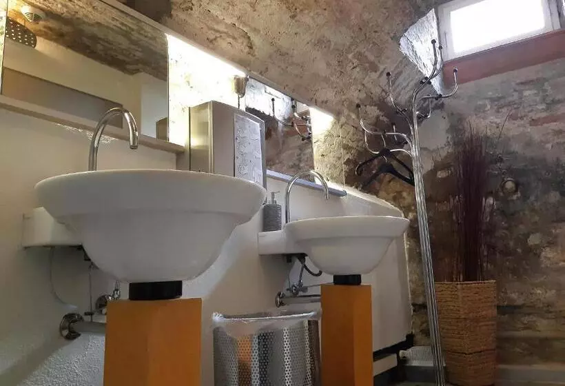 Hotelli Schiefes Haus