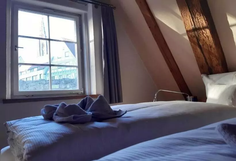 Hotelli Schiefes Haus