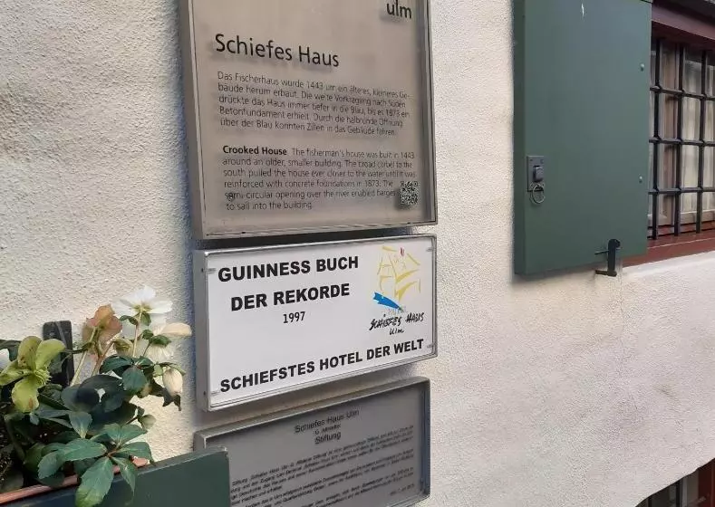 Hotelli Schiefes Haus