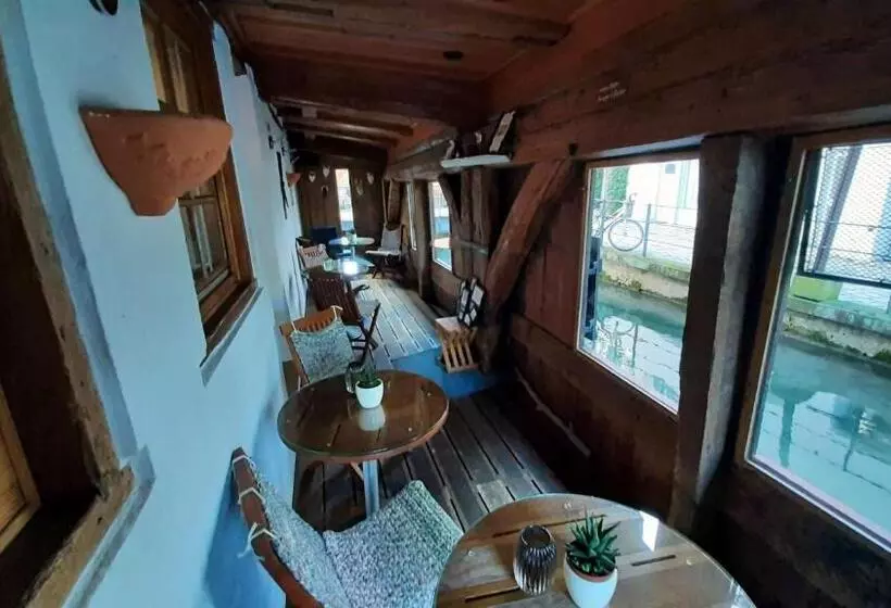 Hotelli Schiefes Haus