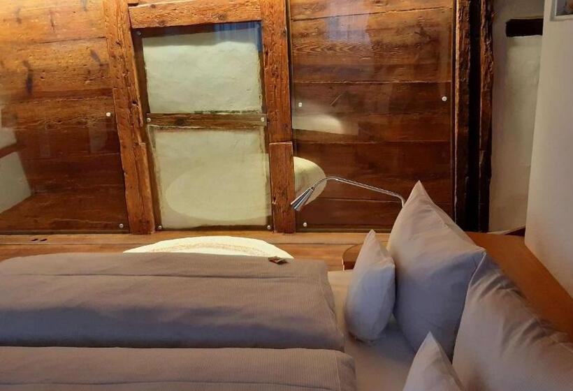 בית מלון כפרי Schiefes Haus