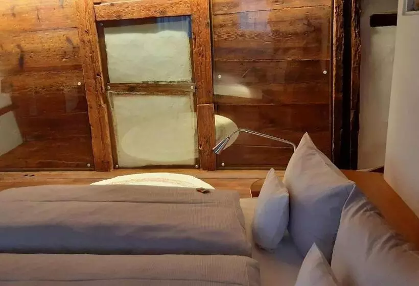 Hotelli Schiefes Haus