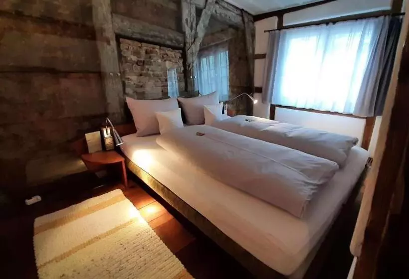 Hotelli Schiefes Haus