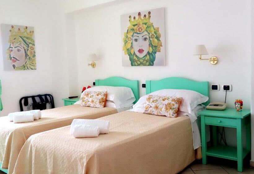 호텔 Stromboli Trekking Accommodation   Room And Excursion For 2 Included