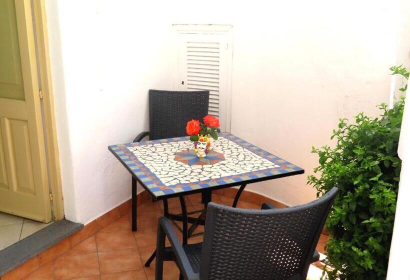 호텔 Stromboli Trekking Accommodation   Room And Excursion For 2 Included