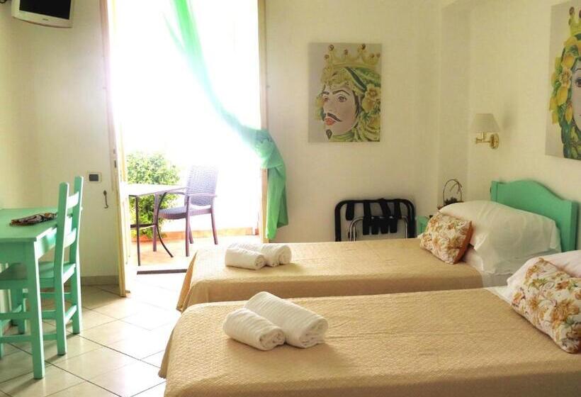 호텔 Stromboli Trekking Accommodation   Room And Excursion For 2 Included