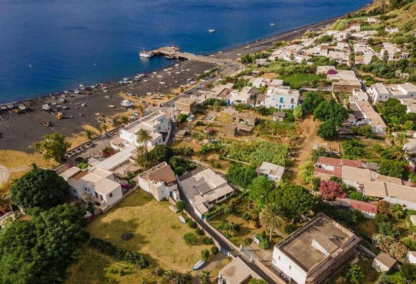 호텔 Stromboli Trekking Accommodation   Room And Excursion For 2 Included