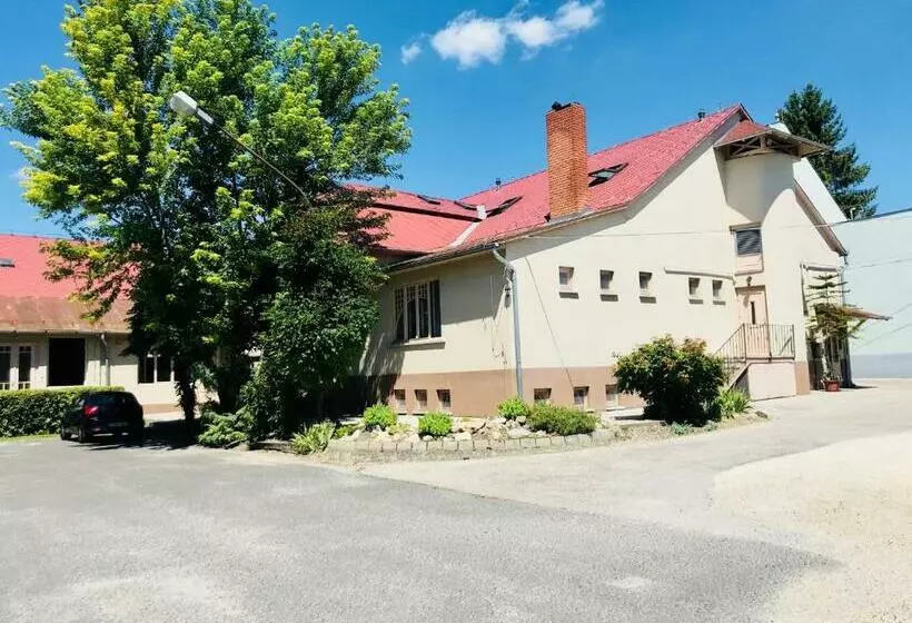 Aamiaismajoitus (B&B) Kinizsi Panzió