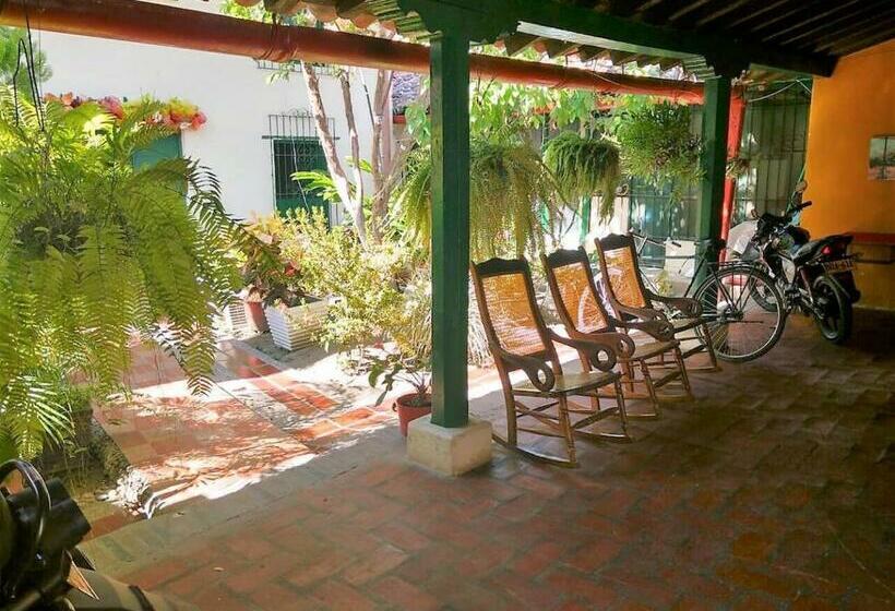 پانسیون Casa Serrano   Callejón De Don Blas 3 Hab Carreto