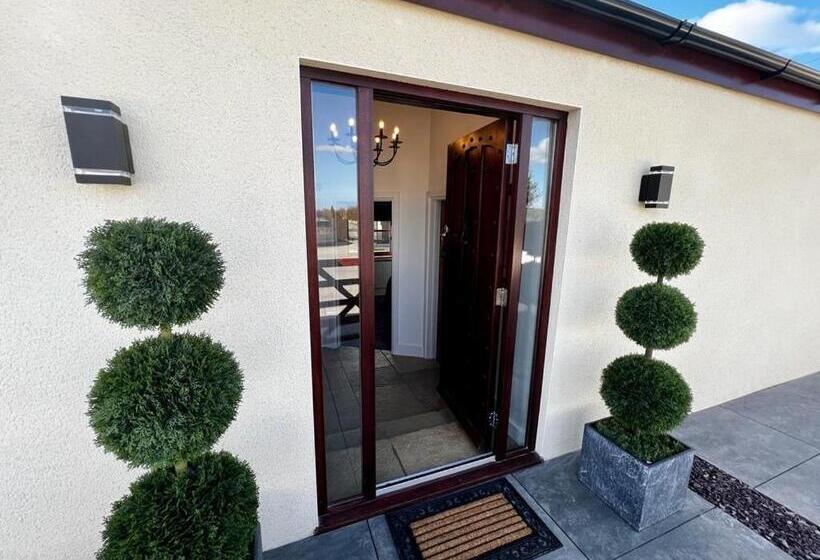 Beautiful Newly Converted Barn In St Hilary