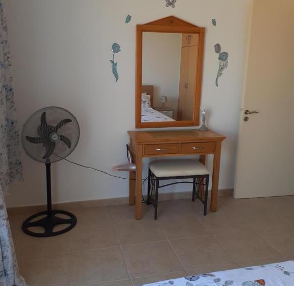 Beautiful 2 Bed House In Mandria Paphos