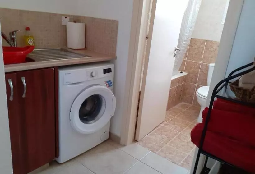 Beautiful 2 Bed House In Mandria Paphos