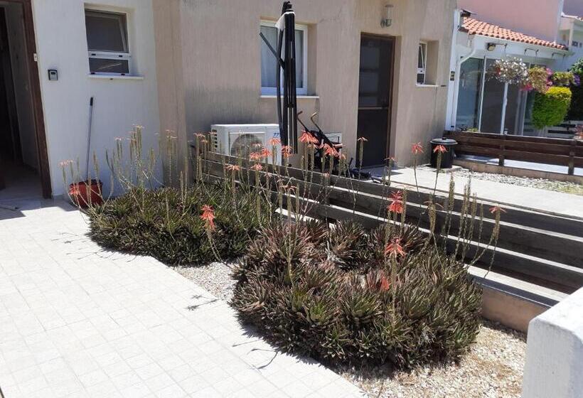 Beautiful 2 Bed House In Mandria Paphos