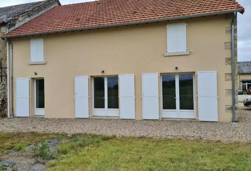 Maison Calme Avec Jardin Et Terrasse, Proche Châteauroux, 3 Chambres, 3 Salles De Bain, Parking Incl