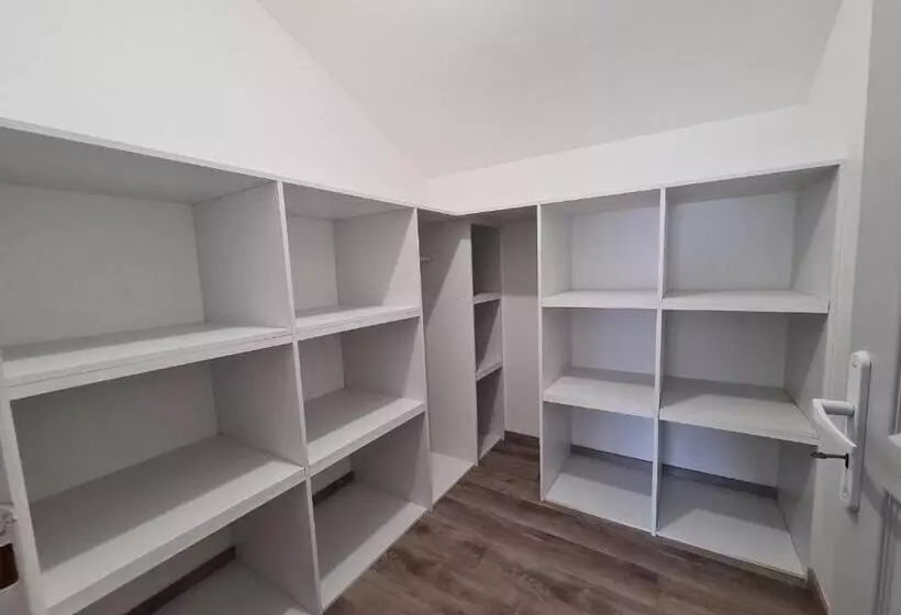 Maison Calme Avec Jardin Et Terrasse, Proche Châteauroux, 3 Chambres, 3 Salles De Bain, Parking Incl