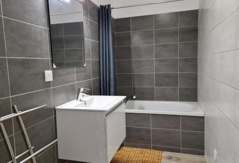 Maison Calme Avec Jardin Et Terrasse, Proche Châteauroux, 3 Chambres, 3 Salles De Bain, Parking Incl