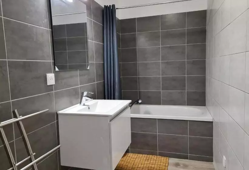 Maison Calme Avec Jardin Et Terrasse, Proche Châteauroux, 3 Chambres, 3 Salles De Bain, Parking Incl