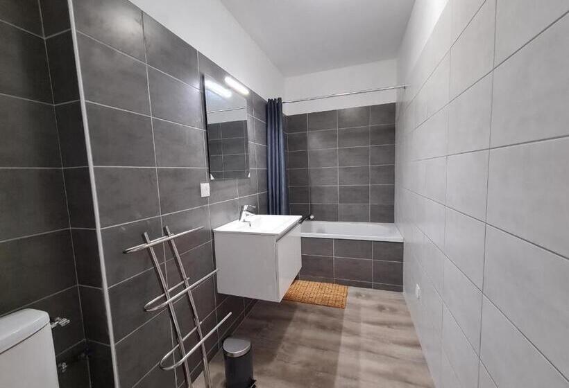 Maison Calme Avec Jardin Et Terrasse, Proche Châteauroux, 3 Chambres, 3 Salles De Bain, Parking Incl