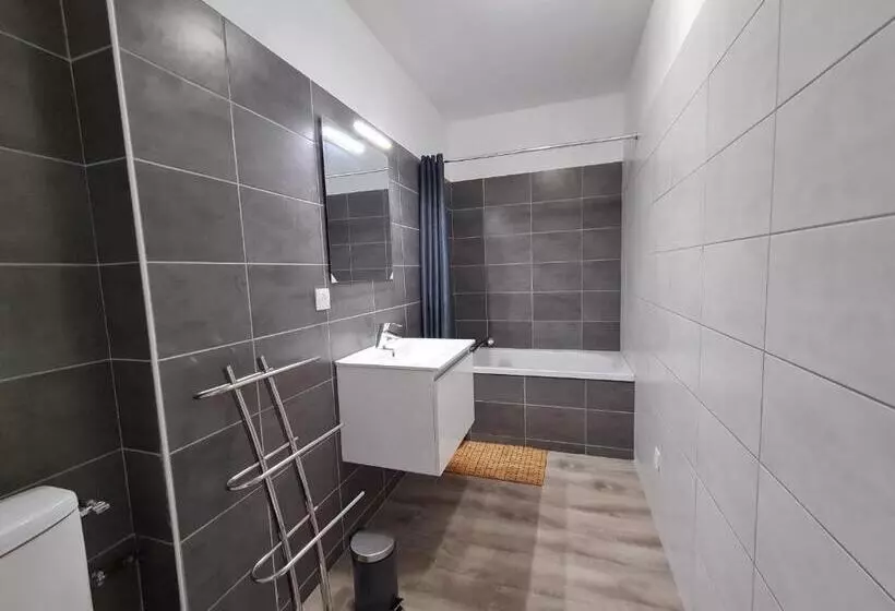 Maison Calme Avec Jardin Et Terrasse, Proche Châteauroux, 3 Chambres, 3 Salles De Bain, Parking Incl