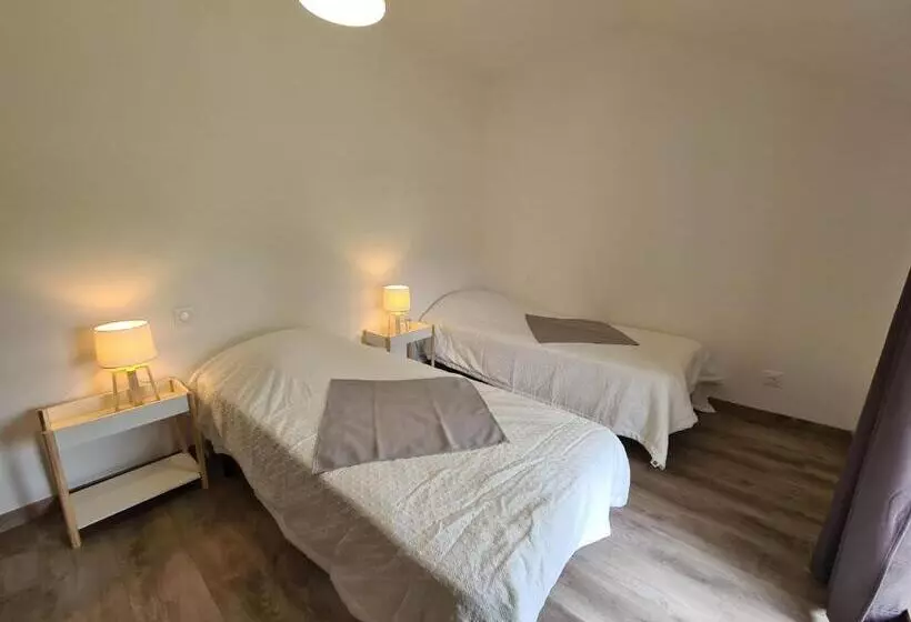 Maison Calme Avec Jardin Et Terrasse, Proche Châteauroux, 3 Chambres, 3 Salles De Bain, Parking Incl