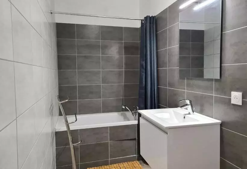 Maison Calme Avec Jardin Et Terrasse, Proche Châteauroux, 3 Chambres, 3 Salles De Bain, Parking Incl